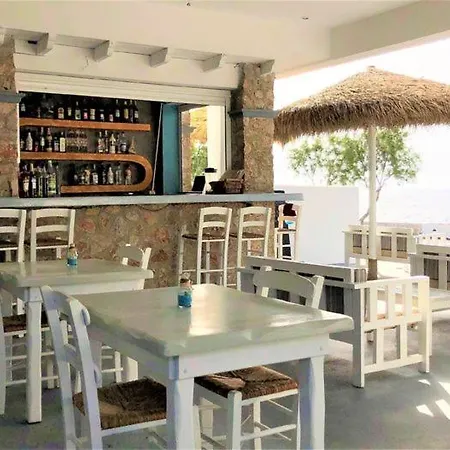 Happy Fish Rooms- Beachfront Perissa (Santorini)